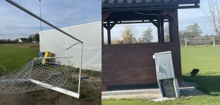 Zniszczone boisko w Zabardowicach. Ktoś wjechał samochodem na murawę i połamał bramkę