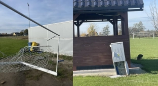 Zniszczone boisko w Zabardowicach. Ktoś wjechał samochodem na murawę i połamał bramkę