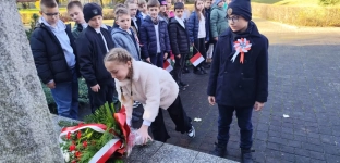 Klasy trzecie oddały hołd pod Pomnikiem Losów Ojczyzny