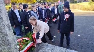Klasy trzecie oddały hołd pod Pomnikiem Losów Ojczyzny