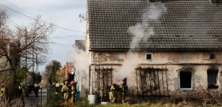 Pożar domu na Zwierzyńcu Dużym. Ogień pojawił się podczas wymiany butli [ZDJĘCIA]
