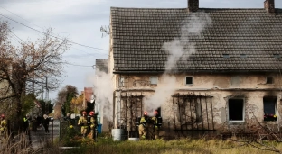 Pożar domu na Zwierzyńcu Dużym. Ogień pojawił się podczas wymiany butli [ZDJĘCIA]