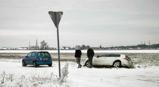 Uwaga kierowcy! Ślisko na drogach ulgi w Oławie