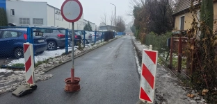 Na ulicy Nowej powstaje nowy chodnik. Ulica jest czasowo zamknięta