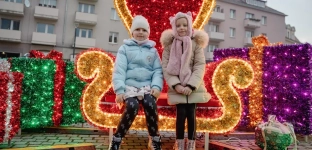 Świątecznie w Oławie. Na Rynku stanęły pierwsze dekoracje