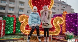 Świątecznie w Oławie. Na Rynku stanęły pierwsze dekoracje