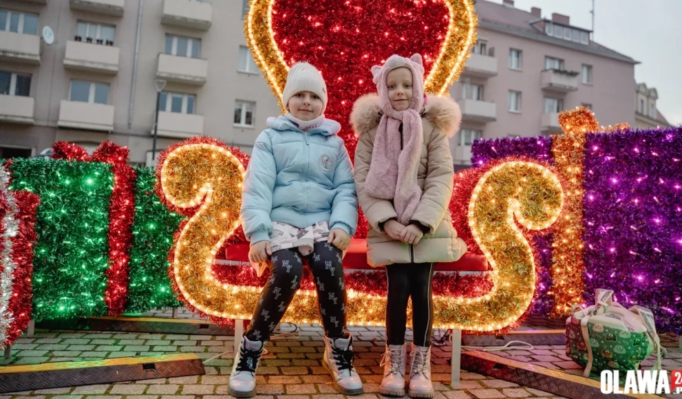 Świątecznie w Oławie. Na Rynku stanęły pierwsze dekoracje