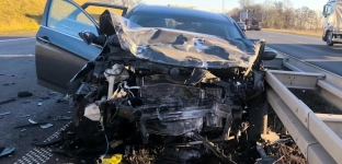 A4 zablokowana po serii wypadków. Kierowcy uciekają przez Oławę