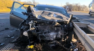 A4 zablokowana po serii wypadków. Kierowcy uciekają przez Oławę