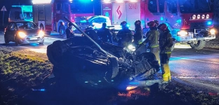 Metalowy słup przebił auto. Droga zablokowana