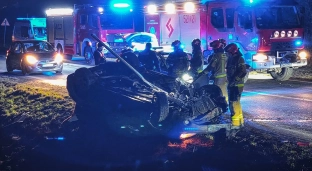 Ford wypadł z drogi i dachował. Droga zablokowana