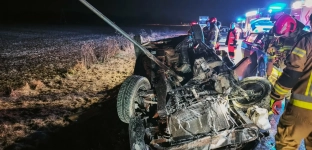 Pijany kierowca wjechał na wał przeciwpowodziowy i dachował