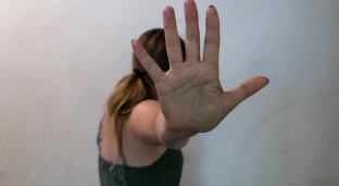 Groźby, wyzwiska i strach. Sprawca z nakazem i zakazem