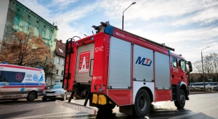Zadymienie w kamienicy. Interweniowała straż pożarna