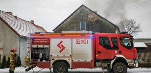 Pożar domu w Jankowicach. Szybka interwencja straży pożarnej