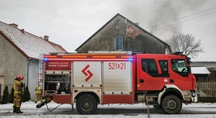 Pożar domu w Jankowicach. Szybka interwencja straży pożarnej