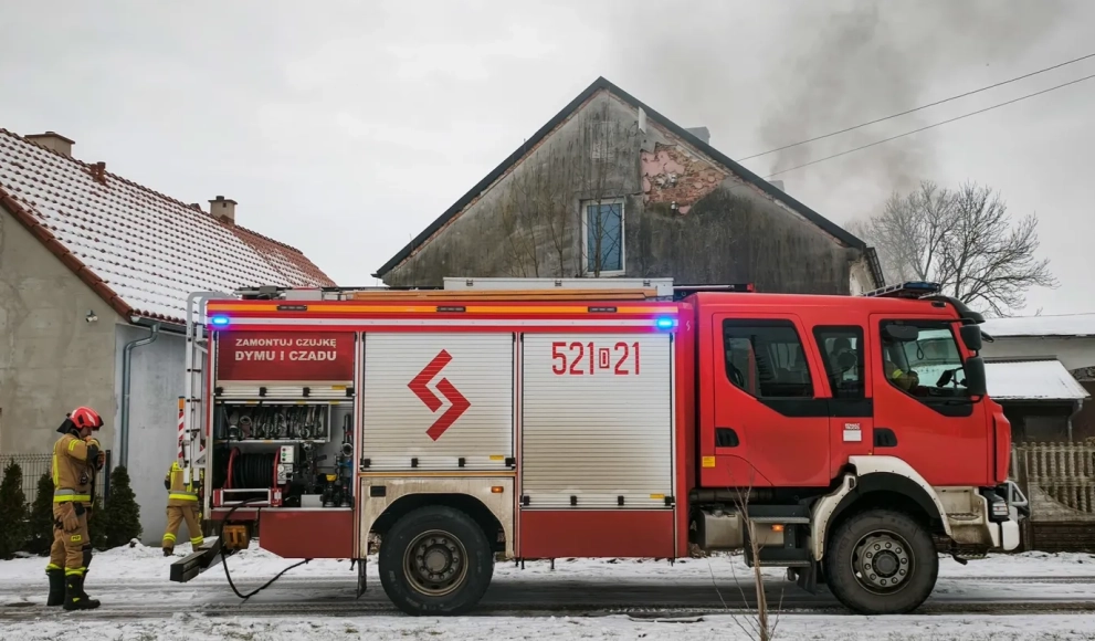 Pożar domu w Jankowicach. Szybka interwencja straży pożarnej