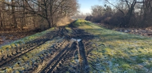 Rozjeżdżane wały przeciwpowodziowe. Wody Polskie alarmują