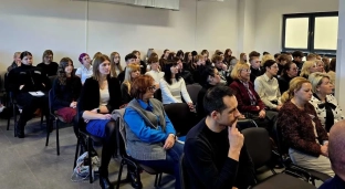 Debata o bezpieczeństwie młodzieży: wspólnie przeciw przemocy rówieśniczej