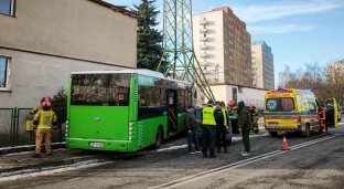 Zderzenie autobusu i auta osobowego. Są utrudnienia w ruchu [ZDJĘCIA]