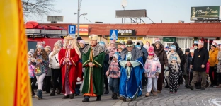 Orszak Trzech Króli przeszedł ulicami Jelcza-Laskowic [ZDJĘCIA]