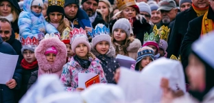 Oława znów kolędowała. Barwny Orszak Trzech Króli przeszedł przez miasto [ZDJĘCIA]