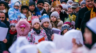Oława znów kolędowała. Barwny Orszak Trzech Króli przeszedł przez miasto [ZDJĘCIA]