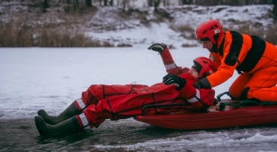 Trzy dni ćwiczeń. Strażacy szkolili się na zamarzniętym akwenie