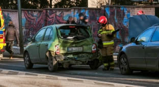 Zderzenie dwóch samochodów na Opolskiej. Są utrudnienia w ruchu
