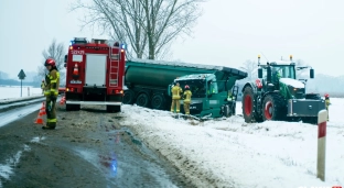 Samochód ciężarowy w rowie. Utrudnienia w kierunku Jelcza-Laskowic