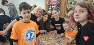 Szefowe i Szefowie puzzlowali dla WOŚP. Jedynka rozpoczęła finałowe granie