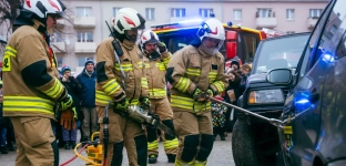 Pokaz ratownictwa drogowego na oławskim rynku przyciągnął mieszkańców