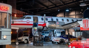 Samolot, dragster i prototyp Poloneza. Muzeum WENA otwiera nową halę