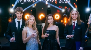 Studniówka CKZiU. Był polonez, toast i wielki tort [GALERIA]