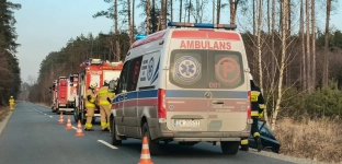 Samochód wypadł z drogi. Jedna osoba trafiła do szpitala