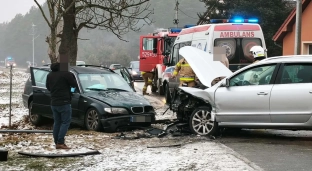 Lodowisko na drogach. Czołowe zderzenie w Celinie