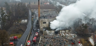 Pożar na Zwierzyńcu Dużym. Płonie stara papiernia [ZDJĘCIA]