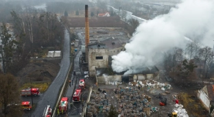 Pożar na Zwierzyńcu Dużym. Płonie stara papiernia [ZDJĘCIA]