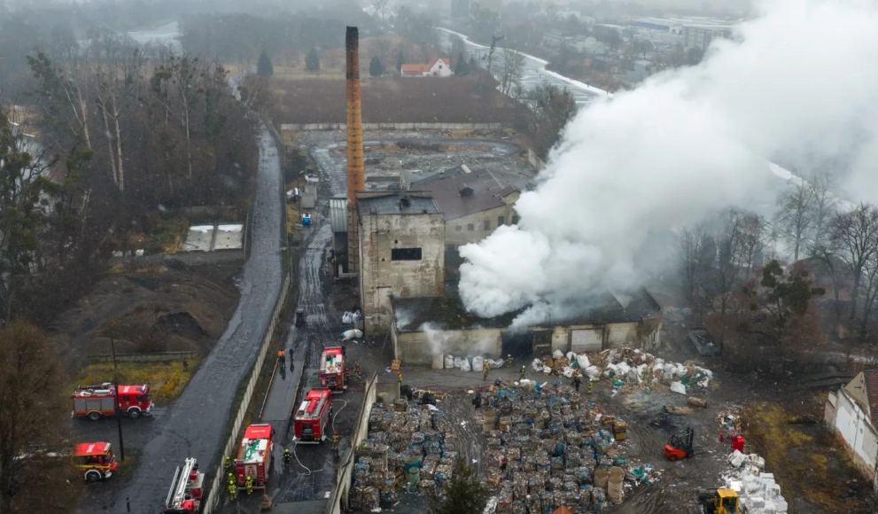 Pożar na Zwierzyńcu Dużym. Płonie stara papiernia [ZDJĘCIA]