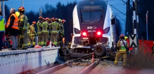 Śmiertelny wypadek na przejeździe w Chrząstawie Małej. Pociąg zderzył się z dostawczym Iveco [ZDJĘCIA]