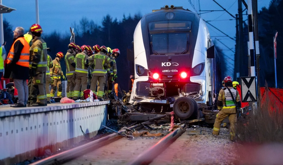 Śmiertelny wypadek na przejeździe w Chrząstawie Małej. Pociąg zderzył się z dostawczym Iveco [ZDJĘCIA]