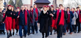 Polonez w sercu miasta. Oławski Rynek znów należał do maturzystów [ZDJĘCIA]