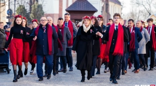 Polonez w sercu miasta. Oławski Rynek znów należał do maturzystów [ZDJĘCIA]