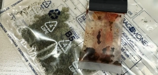 Pobił sąsiadkę, był poszukiwany przez sąd i miał przy sobie narkotyki