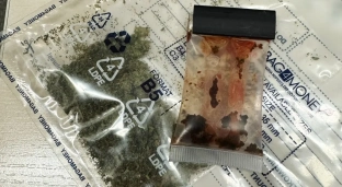 Pobił sąsiadkę, był poszukiwany przez sąd i miał przy sobie narkotyki