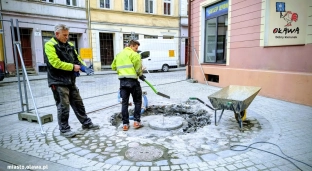W Oławie ruszyła budowa historycznej studni