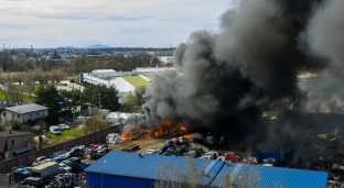 Potężny pożar w Oławie. Czarny dym widoczny z wielu kilometrów, trwa akcja gaśnicza [ZDJĘCIA]