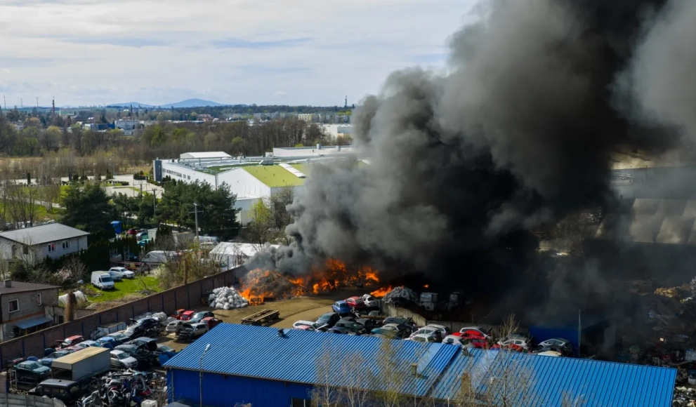 Potężny pożar w Oławie. Czarny dym widoczny z wielu kilometrów, trwa akcja gaśnicza [ZDJĘCIA]
