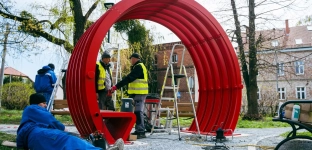 Skwer Praw Kobiet: trwa montaż poidełka i kurtyny wodnej