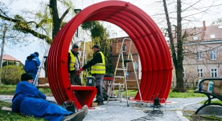 Skwer Praw Kobiet: trwa montaż poidełka i kurtyny wodnej